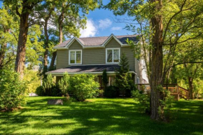 RARE FIND-6 bedroom Very Private Cottage, Outdoor Hot Tub, Petfriendly